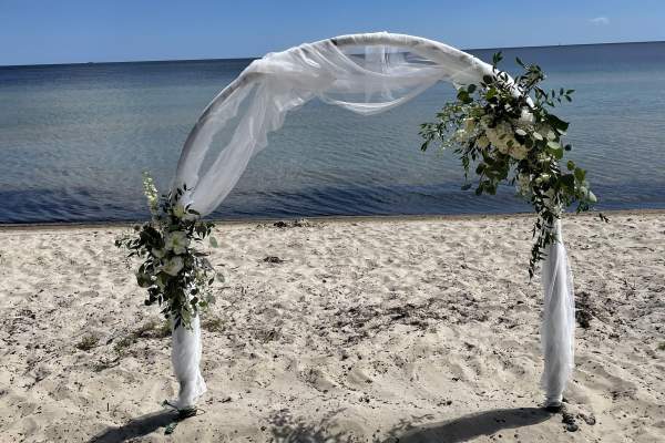 Det finns sex olika golfbanor att välja mellan i närområdet, spela golf på er semester i Skåne